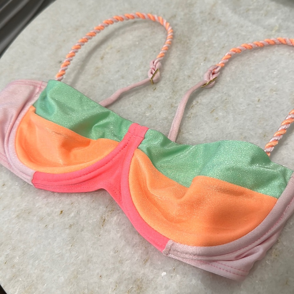 So Biquinis - Made in Brazil - fits SMALL - never worn, no tags - bikini top